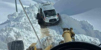 Ağrı’da 2 metrelik karda zamanla yarış: Mahsur kalan hasta kurtarıldı