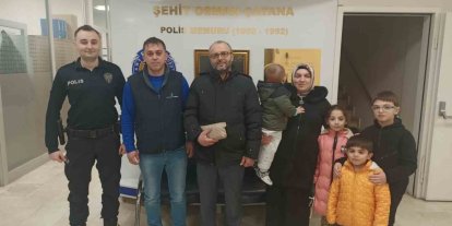 Bulduğu para dolu çantayı polise teslim etti