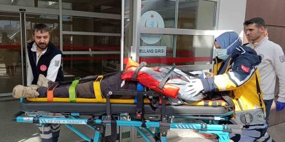 Otomobil reklam direğine çarptı:3 yaralı