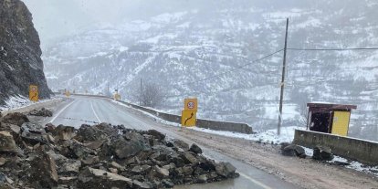 Gümüşhane’de heyelan karayolunu kapattı