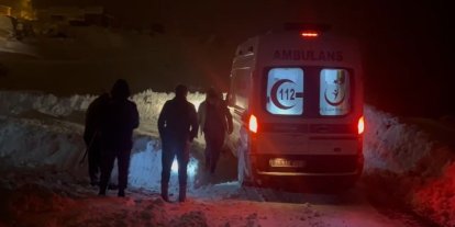 Erzincan’da kardan kapanan köy yolunda zamanla yarış