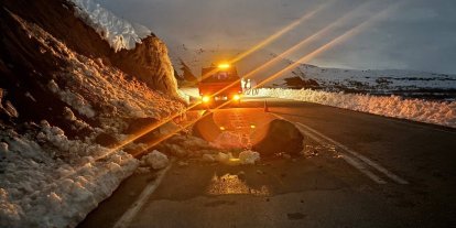 Erzincan’da yamaçtan kopan kayalar yola düştü