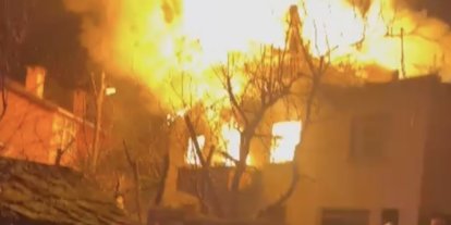 Alevlere teslim olan iki katlı ev kullanılmaz hale geldi