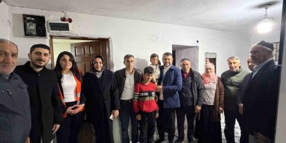 Eğil Belediye Başkanı Seydaoğlu her gün bir mahallede vatandaşlarla iftar yapıp hediyeler dağıtıyor