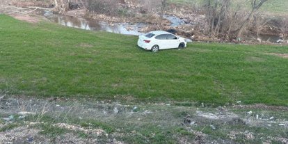 Otomobil tarlaya yuvarlandı: 2 yaralı