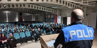 Polisten kız meslek lisesi öğrencilerine yönelik eğitim