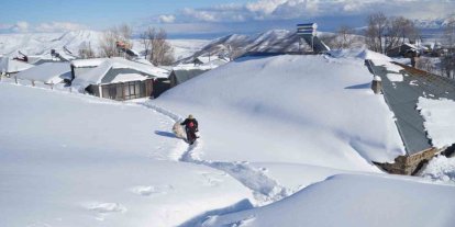 Muş’ta 1800 rakımlı köy kara gömüldü: Evler kar altında, ulaşım tünellerle sağlanıyor