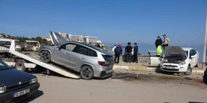 Ayvalık’ta iki araç çarpıştı 2’si ağır 6 kişi yaralandı