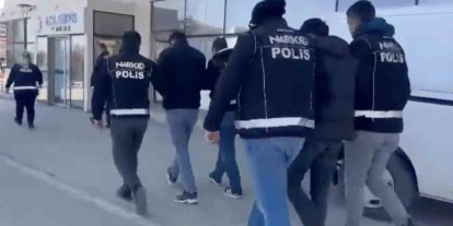 Şüphe üzerine durdurulan araçtan uyuşturucu çıktı: 2 tutuklama