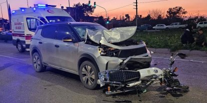 Otomobille çarpışan motosikletteki 2 kişi yaralandı
