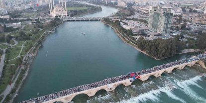 Yüreğir Belediyesi tarihi Taşköprü’de halk iftarı düzenledi