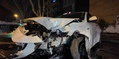 Caddebostan’da makas atan sürücü lüks araca çarpıp kaçtı