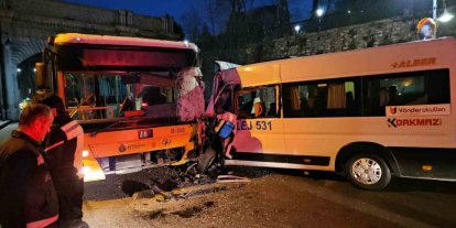 Beşiktaş’ta servis minibüsüyle İETT otobüsü kafa kafaya çarpıştı: 2 yaralı