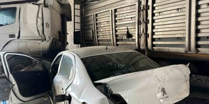 Uşak’ta otomobil ile tır çarpıştı: 1 yaralı