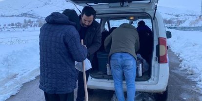 Demirözü’nde vatandaşlara ramazan ayında sıcak yemek ulaştırılıyor