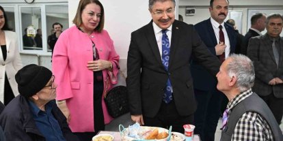 Vali Yılmaz ve eşi, huzurevi sakinleriyle iftar yaptı