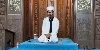 Farklı ülkelerden gelen öğrenciler teravih namazı kıldırıyor