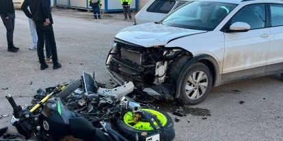 Motosiklet ile otomobil çarpıştı: 1 yaralı