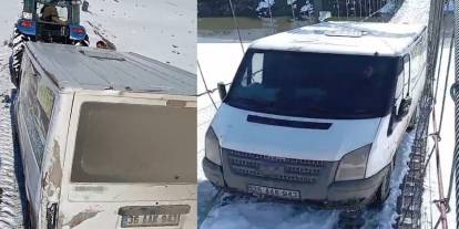 Kars'ta asma köprüde minibüs mahsur kaldı