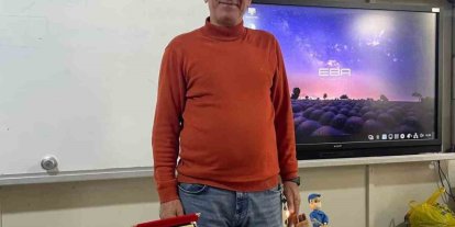 40 yıllık öğretmenlik hayatını güllerle uğurlanarak noktaladı