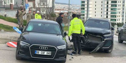 Samsun’da SUV ile otomobil çarpıştı