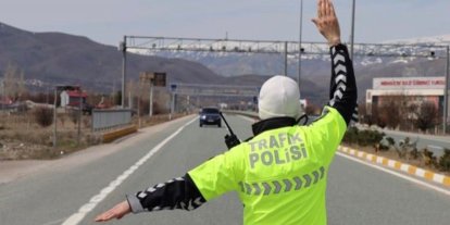 Polisin ‘dur’ ihtarını uymayan ehliyetsiz sürücüye 542 bin lira ceza