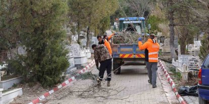 Kırıkkale Belediyesi mezarlıklarda bakım çalışması başlattı