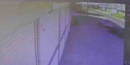 Otomobilin park halindeki aracı biçtiği kaza güvenlik kamerasında