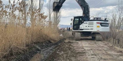 Tuzluca’da 10 kilometrelik sulama hattı temizleniyor