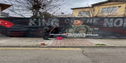 Şehidin resmini grafiti yapan gence Başkan Doğan’dan hediye