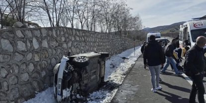 İstinat duvarına çarpan otomobil devrildi: 5 yaralı