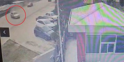 Trafikte korku dolu anlar kamerada: Otomobil böyle savruldu