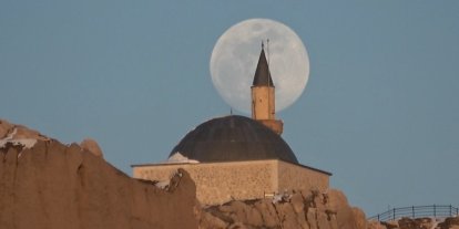 Van’da tarih ile dolunayın buluşması görsel şölen sundu