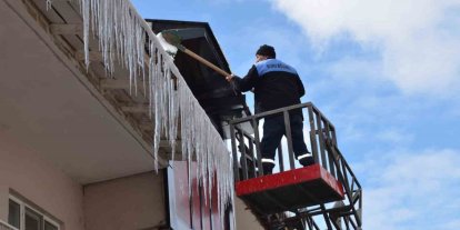 Tercan’da buz sarkıtları temizlendi