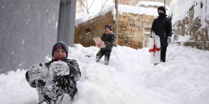 Mart kapıdan baktırdı: Bayburt güne 15 santimetre karla uyandı