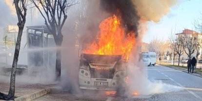 Alevlerin bir anda sardığı minibüsteki yangın paniğe neden oldu