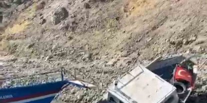 Elazığ’da fırtınaya dayanamayan tekne suya gömüldü