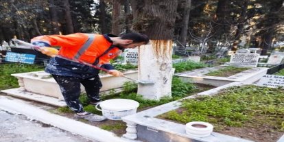 Edremit Belediyesi bayram öncesi mezarlıklarda bakım çalışmalarını sıkılaştırdı