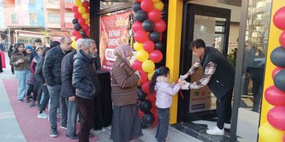 Batman’da yeni açılan dönerci, bin kişiye ücretsiz iftar dağıttı