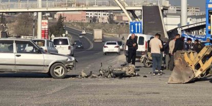 Otomobil ile çarpışan motosiklet sürücüsü ağır yaralandı