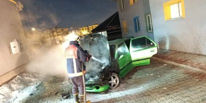 Van’da park halindeki otomobil yandı
