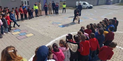 Muş’ta jandarmadan öğrencilere güvenlik ve trafik eğitimi