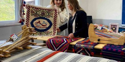 Üniversiteli öğrenciler geleneksel dokumayı yerinde öğrendi