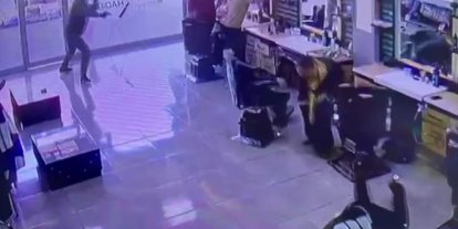 Adana’da berberde böyle ateş etti: 1 yaralı