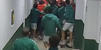 Maç öncesi ortalık karıştı: Futbolcular kramponlarla darbedildi