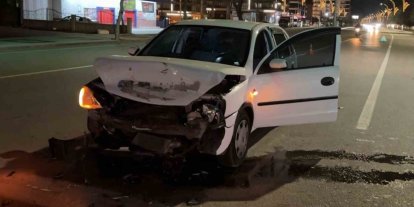 Kırmızı ışıkta bekleyen otomobile arkadan çarptı: 1 yaralı