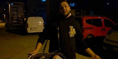 Dedesinden kalan davulla mahalleliyi sahura uyandırıyor