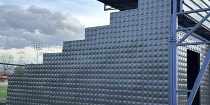 Futbol sahasına malzeme deposu