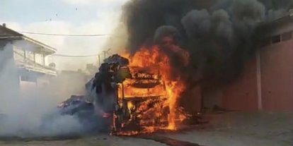 Saman yüklü tır yangında kül oldu