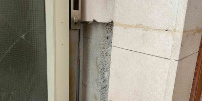 Adilcevaz’da camiye çirkin saldırı: Halılar üzerinde sigara izmaritleri söndürüldü